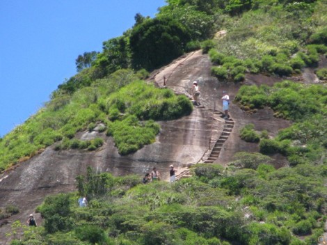 escadaria-final-da-trilha-do-pico-da-tijuca-caminhadas-ecologicas-rj